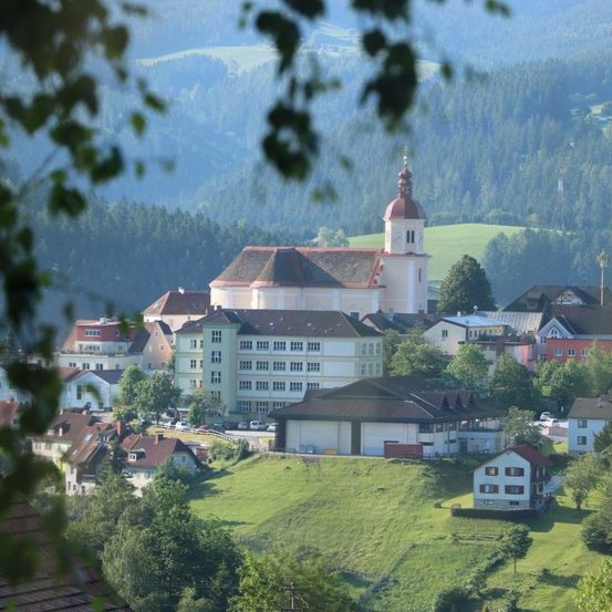 Bild enthält, Nature, Outdoors, Countryside, Rural, Village, Architecture, Building, Plant, Tree, Scenery