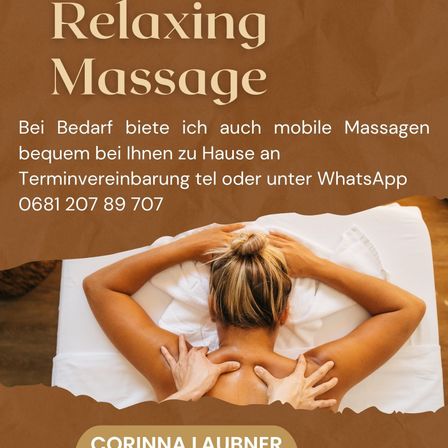 Eine Frau liegt auf einem Massagetisch mit den Händen auf dem Rücken. Der Text darüber lautet 'Entspannende Massage' und gibt eine Telefonnummer für die Buchung an.