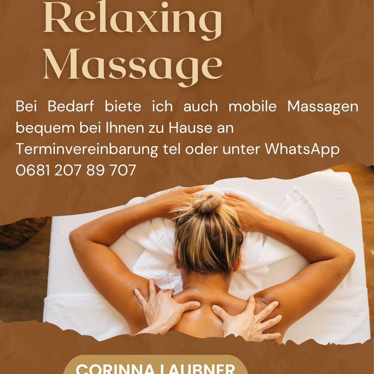 Eine Frau liegt auf einem Massagetisch mit den Händen auf dem Rücken. Der Text darüber lautet 'Entspannende Massage' und gibt eine Telefonnummer für die Buchung an.