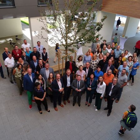 Bild enthält, People, Person, Boy, Child, Male, Pants, Formal Wear, Suit, Head, Floor