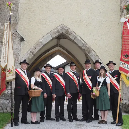 Fahnenabordnung mit Marketenderin Ulli und Annika