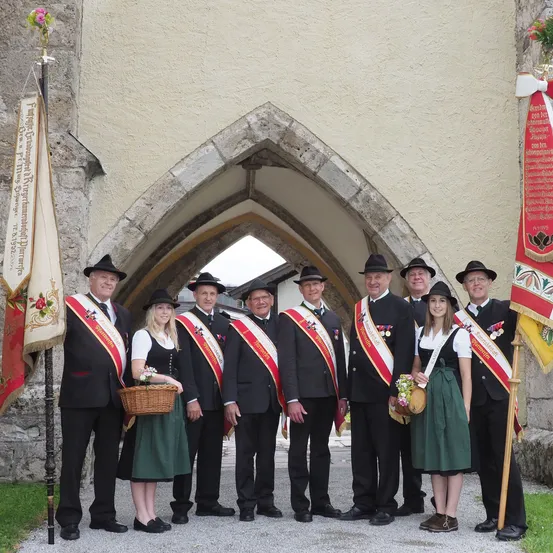 Fahnenabordnung mit Marketenderin Ulli und Annika