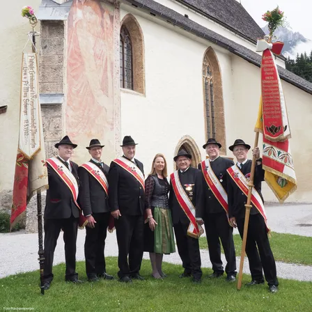 Vorstand mit Fahnenpatin Waltraud Pichler 