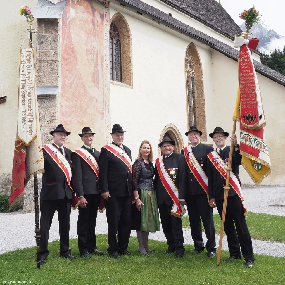 Vorstand mit Fahnenpatin Waltraud Pichler 