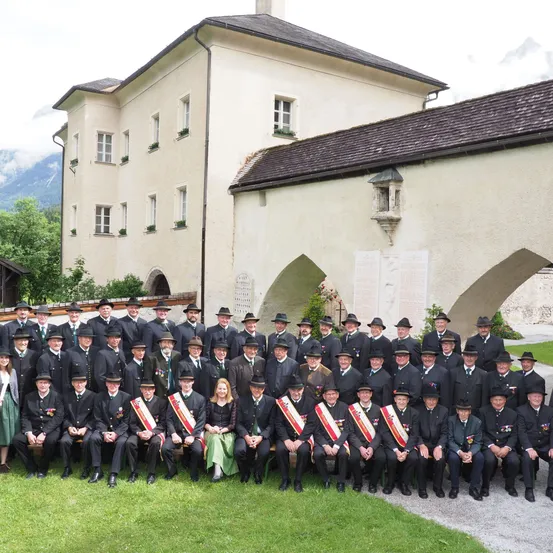Gruppenbild zum 125-jährigen Bestandsjubiläum beim Kriegerdenkmal