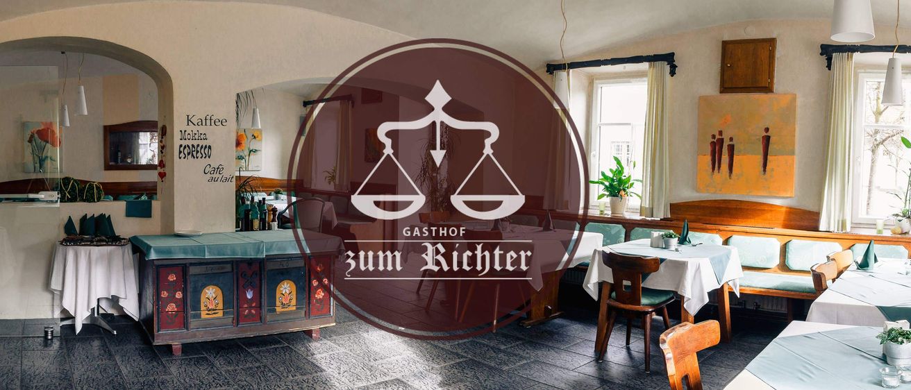 Ein Restaurant namens Gasthof zum Richter mit einem Symbol der Gerechtigkeitswaage, einem gefliesten Boden und Tischen mit weißen Tischdecken.