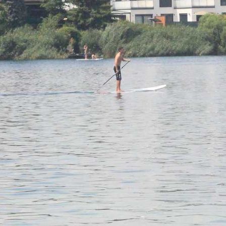 Bild enthält, Nature, Scenery, Neighborhood, Water, Waterfront, Summer, Person, Swimming, Shorts, Teen