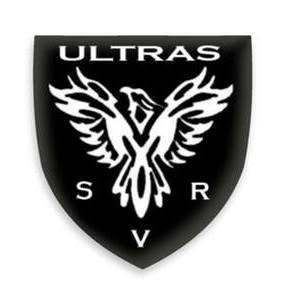 Ein schwarzer Schild mit einem weißen Vogel mit ausgebreiteten Flügeln, der Schriftzug 'ULTRAS' oben und 'SRV' unten.
