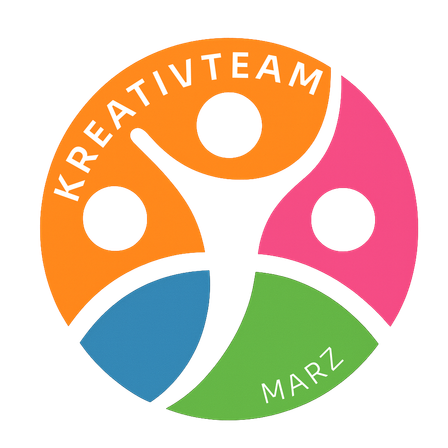 Ein kreisförmiges Logo mit vier Segmenten in verschiedenen Farben: orange, pink, blau und grün. Das Wort Kreativteam steht in Weiß auf dem orangefarbenen Segment und Marz ist auf dem grünen Segment geschrieben.