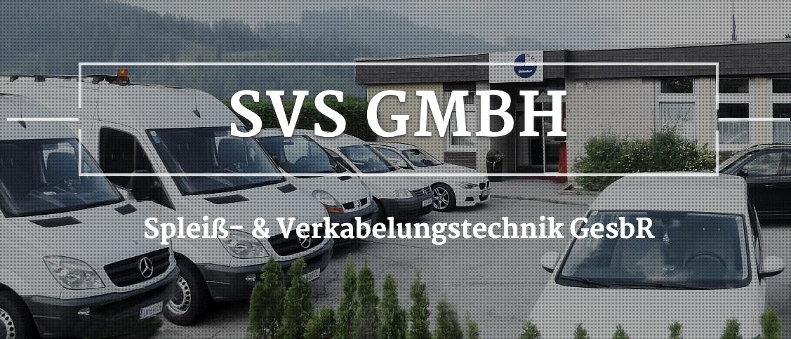 Ein Gebäude mit dem Namen SVS GmbH, vor dem mehrere Autos geparkt sind. Der Text lautet Spiels & Verkaufstechnik GesbR.