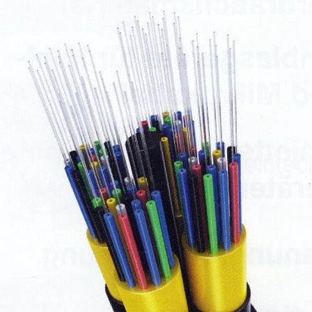 Das Bild zeigt mehrere gebündelte optische Fasern in verschiedenen Farben, die in gelben Schutzrohren eingeschlossen sind und auf einem weißen Hintergrund angeordnet sind.
