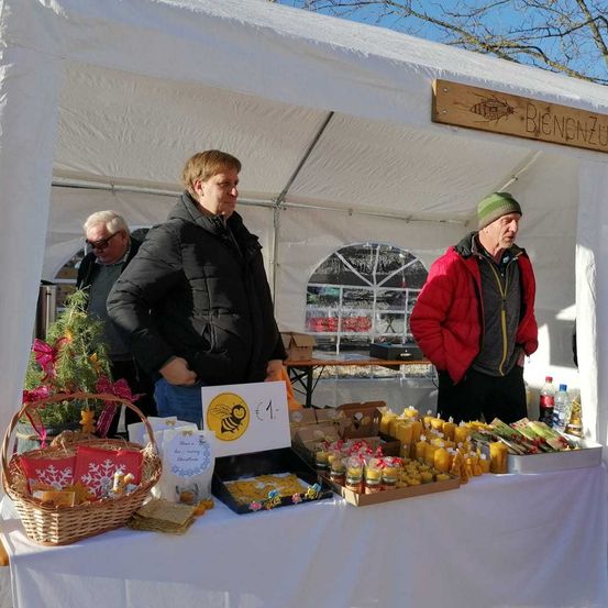 Bild enthält, Coat, Jacket, Adult, Male, Man, Person, Glasses, Market, Farmer's Market, Hat