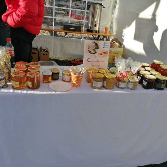 Bild enthält, Food, Meal, Brunch, People, Person, Adult, Male, Man, Coat