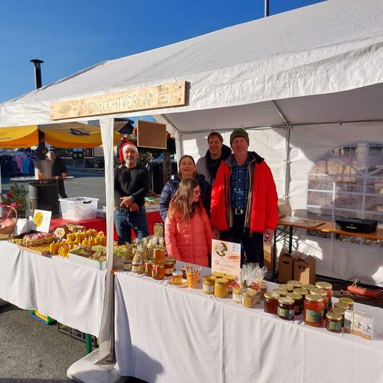 Bild enthält, Adult, Female, Person, Woman, Male, Man, Jacket, Market, Hat