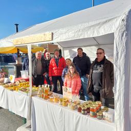Bild enthält, People, Person, Adult, Male, Man, Female, Woman, Glasses, Box, Shoe