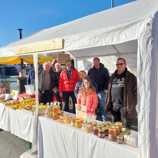 Bild enthält, People, Person, Adult, Male, Man, Female, Woman, Glasses, Box, Shoe
