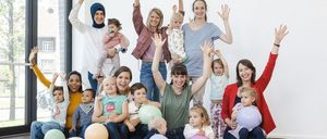 Bild enthält, People, Person, Adult, Female, Woman, Groupshot, Baby, Boy, Child, Male