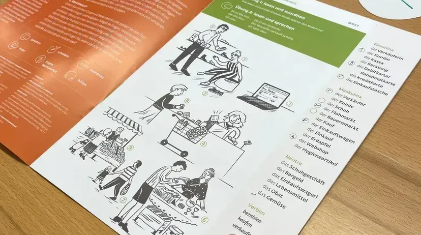 Ein offenes Broschüre zeigt illustrierte Schritte für verschiedene Aktivitäten, vom Lesen und Schreiben bis zum Einkaufen, mit Text in Deutsch und Englisch.