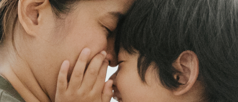 Plakat für einen Workshop zu Bindungsspielen. Es heißt, dass Kinder intuitiv wissen, wie sie Stress abbauen, Ängste bewältigen und Themen durch Spiel verarbeiten können. Der Workshop lehrt, wie man Grenzen kommuniziert, ohne Strafen oder Belohnungen. Er findet am Samstag, 28. Juni 2025, von 9:00 bis 12:00 im Ell's Wiesenbachsaal statt.