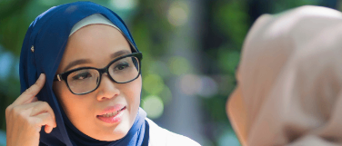 Ein Flyer für 'Deutschtreff', eine deutsche Sprachgruppe für Frauen, Mütter und Kinder im Alter von 0-4 Jahren. Die Veranstaltung ermöglicht soziales Miteinander, Spielen und Sprachaustausch. Jeden Freitag von 9:00 bis 11:00 Uhr, außer an Feiertagen und in den Schulferien, an einer neuen Adresse in 3, 6824 Schruns. Die Teilnahme ist kostenlos und ohne Anmeldung.