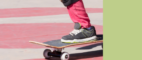 Werbeposter für Skateboard-Spaß für alle Altersgruppen. Zeigt ein Kind auf einem Skateboard mit Sicherheitsausrüstung, grünem Hintergrund und Veranstaltungsdetails.