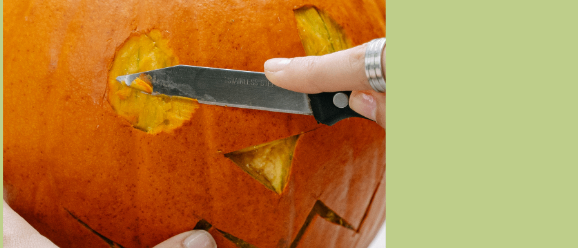 Kürbisköpfe und Kreativität. Ein Samstag voller Herbstspaß für Familien. Kürbisse können vor Ort gekauft werden. Mitbringen: Löffel, Messer, Edding und - falls vorhanden - Obstausstecher.
