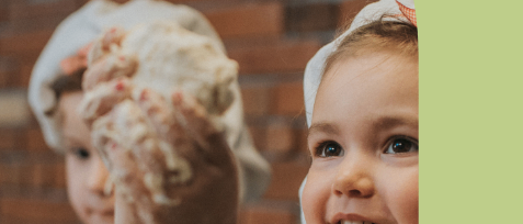 Plakat für Backveranstaltung bei Ellis. Warmes, duftendes Brot direkt aus dem Ofen. Aktivitäten umfassen Kneten, Formen, Backen und Brotgenuss. Max 10 Kinder, ab 6 Jahren. Datum: 21.11.2025, 14-17 Uhr. Ort: Hauptstrasse 7, 6824 Schins. Kosten: 4 CHF pro Kind. Anmeldung: www.ellis-schins.at. Anmeldeschluss: 17.11.2025.