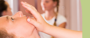 Ein Plakat für einen Selbstverteidigungskurs für 6-8 Jährige. Es zeigt ein Kind beim Üben von Selbstverteidigung. Der Kurs wird von Sandra Cecco, einer systemischen Lebens- und Sozialberaterin, Neuromentaltrainerin und Präventionspädagogin, geleitet. Er findet am Samstag, 28.2.2026 von 9:00 bis 12:20 Uhr statt.