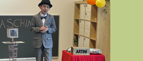 Plakat für Elli's Faschingsparty mit Zauberer Timur. Beinhaltet eine fesselnde Zaubershow, Musik und Spaß für alle Altersgruppen. Geplant für Freitag, 2. Juni 2026, von 16:00 Uhr bis 17:30 Uhr im Turnsaal des Kindergartens Schins. Kinder und ein Begleitperson sind willkommen.