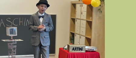 Plakat für Elli's Faschingsparty mit Zauberer Timur. Beinhaltet eine fesselnde Zaubershow, Musik und Spaß für alle Altersgruppen. Geplant für Freitag, 2. Juni 2026, von 16:00 Uhr bis 17:30 Uhr im Turnsaal des Kindergartens Schins. Kinder und ein Begleitperson sind willkommen.