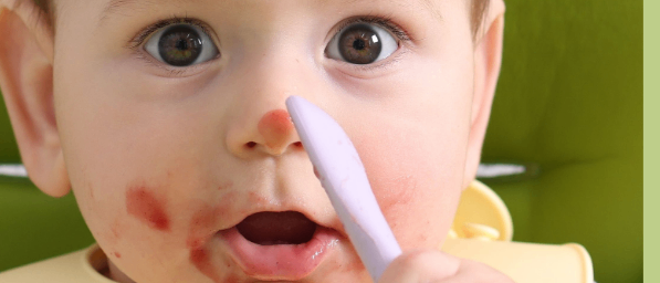 Das Poster bewirbt ein Workshop über die Ernährung von Babys im ersten Lebensjahr. Es bespricht, wie Muttermilch und Babynahrung nach dem sechsten Monat nicht mehr ausreichen und wie man weitermachen sollte. Der Workshop wird praktische Antworten geben.