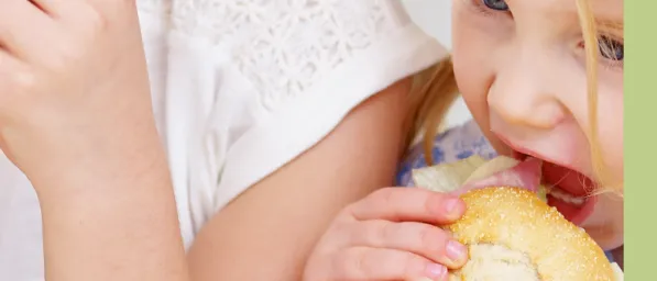 Ein Flyer für eine Ernährungsveranstaltung für Kinder bis drei Jahre. Die Veranstaltung zielt darauf ab, Kinder für eine vielfältige Ernährung zu begeistern und beinhaltet praktische Tipps. Datum: 28. Mai 2026, 9:00-11:30. Ort: Wiesenbachsaal, Schulgasse 20, 6824 Schins. Referentin: Prisk Feuerstein, Diätologin. Kostenlos.