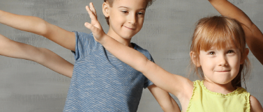 Ein Tanzworkshop für 4-6 jährige Kinder. Wir lernen Bewegungsformen, probieren Leichtfübiges und spielerisch Körpertechniken aus. Wir kreieren bewegte Geschichten und erkunden, was alles in uns steckt. Mitmachen & abtauchen... in den Tanz!