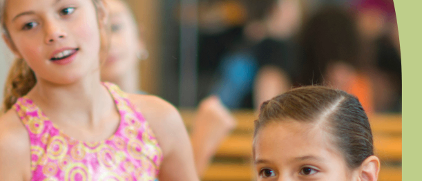 Poster für ein Tanzworkshop für 7-9 jährige Kinder. Die Teilnehmer lernen Bewegungsformen, probieren leichte Übungen und spielerische Körpertechniken aus. Sie kreieren bewegte Geschichten und entdecken, was in ihnen steckt. Freitag, 17. April 2026, von 15:30 bis 16:30 Uhr.