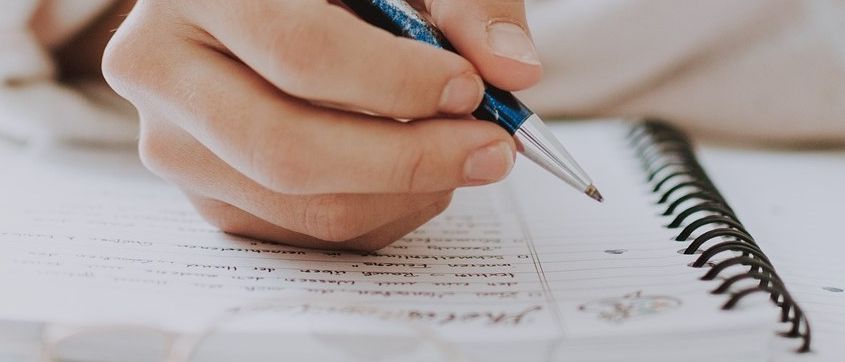 Bild enthält, Pen, Person, Writing