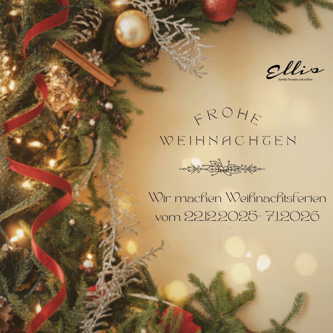 Ein Weihnachtskranz mit Lichtern und Ornamenten auf beigem Hintergrund. Der Kranz besteht aus Tannenzapfen, roten Bändern und Zimtstangen. Der Text lautet 'Frohe Weihnachten' und 'Wir machen Weihnachtsferien vom 22.12.2025 bis 7.1.2026'.