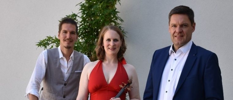 Bild enthält, Blazer, Potted Plant, Person, Portrait, Music Band, Suit, Violin, Adult, Female, Woman