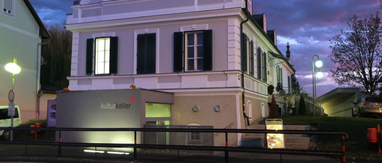 Bild enthält, Building, Road, Tarmac, City, Neighborhood, Urban, Car, Intersection, Spire, Housing