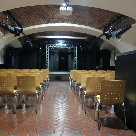 Bild enthält, Floor, Flooring, Indoors, Interior Design, Chair, Building, Auditorium, Lighting, Restaurant, People