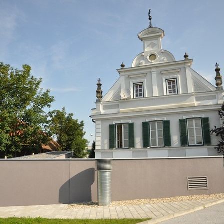 Bild enthält, Architecture, Building, House, Housing, Villa, Monastery, Grass, Plant, City, Gothic Arch
