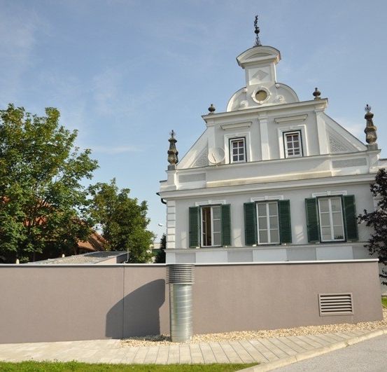 Bild enthält, Architecture, Building, House, Housing, Villa, Monastery, Grass, Plant, City, Gothic Arch