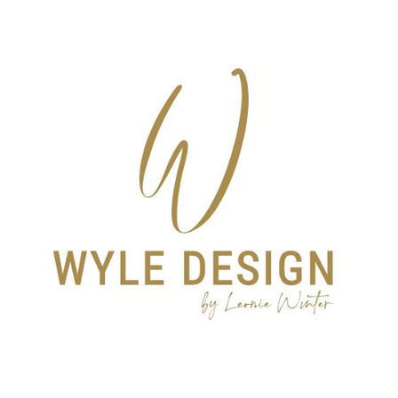Wyle Design Logo mit einem stilisierten 'W' in Gold, darunter die Worte 'Wyle Design' in Gold und darunter 'von Lonnie Winter' in Goldkursiv.