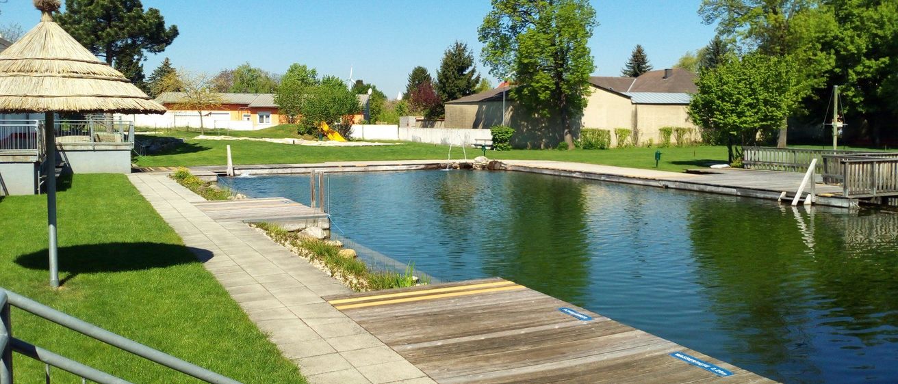 Bild enthält, Nature, Outdoors, Scenery, Water, Waterfront, Summer, Lakefront, Person, Shelter, Grass