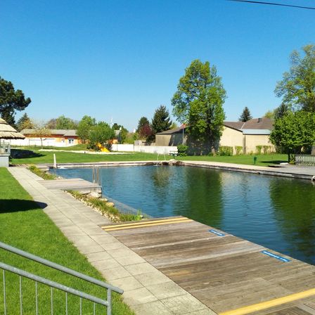Bild enthält, Nature, Outdoors, Scenery, Water, Waterfront, Summer, Lakefront, Person, Shelter, Grass