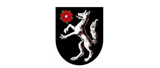 Ein schwarzer Schild mit einem weißen Wolf, der eine rote Rose im Maul hält.