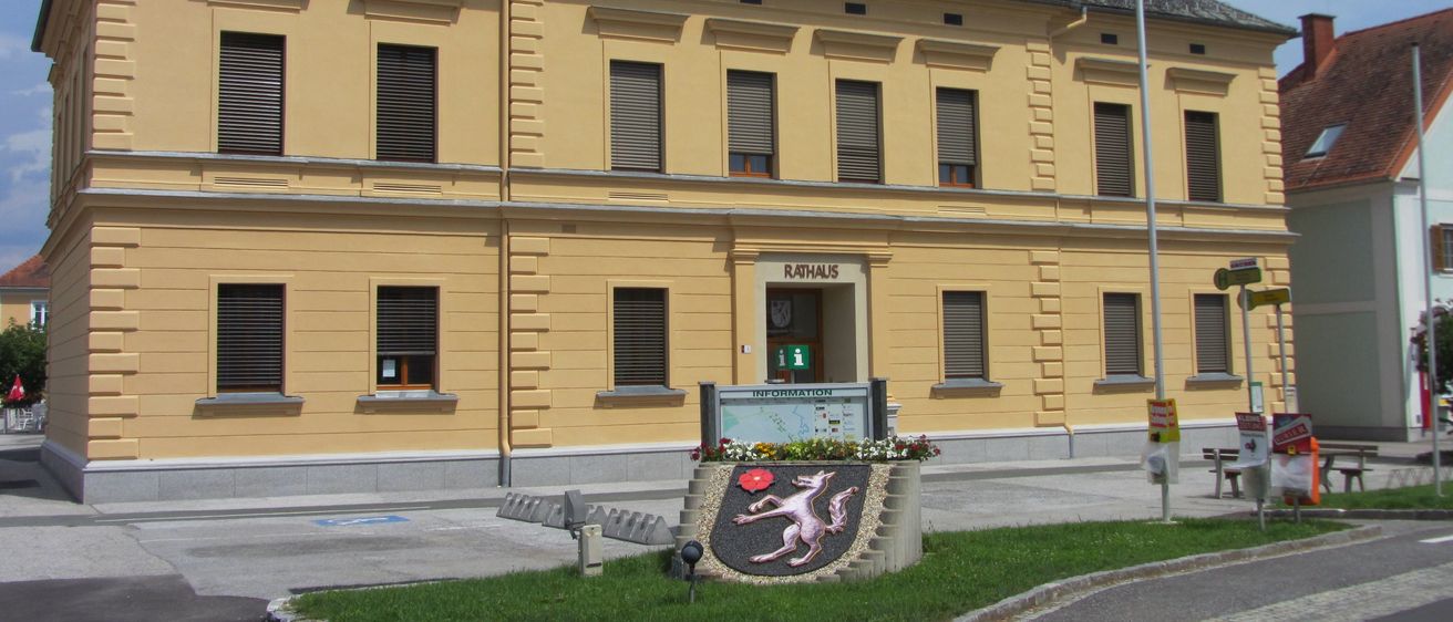 Bild enthält, Building, City, Housing, Urban, House, Villa, Road, Monastery, Street, Person