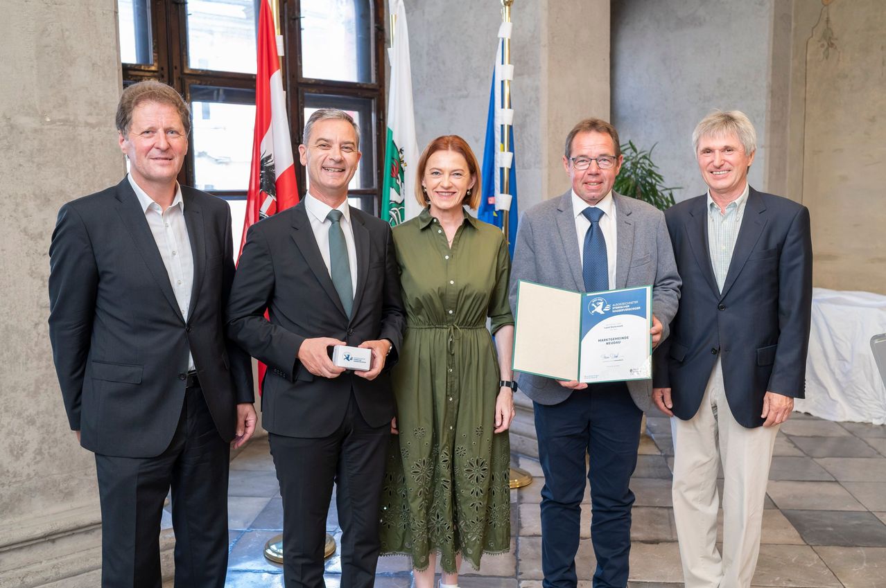 Bild enthält, Groupshot, Person, Blazer, Coat, Adult, Female, Woman, Suit, Male, Man