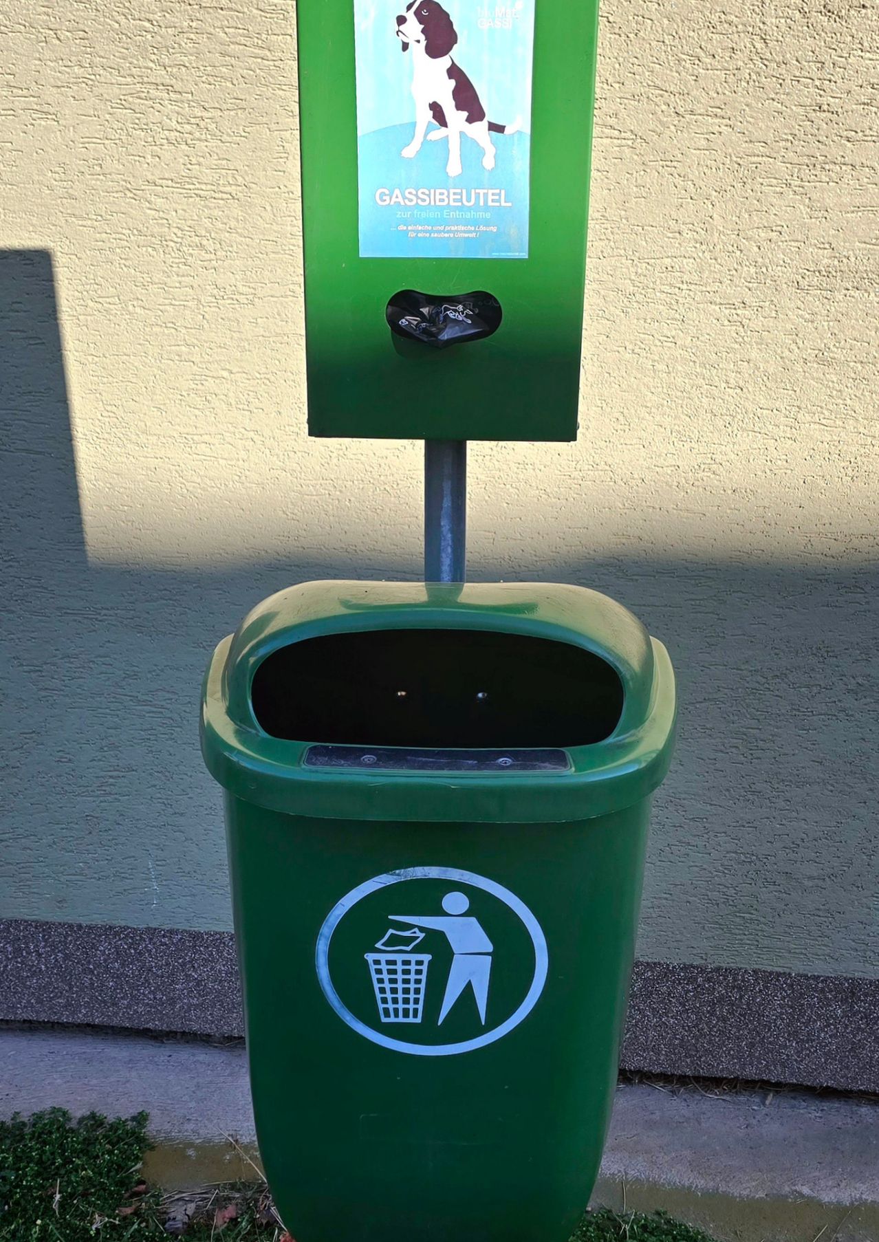 Bild enthält, Tin, Animal, Canine, Dog, Mammal, Pet, Can, Trash Can, Mailbox