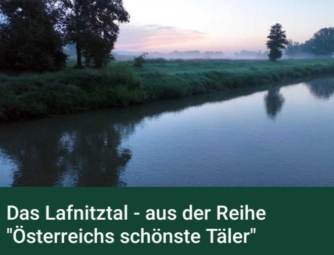 Ein ruhiger Fluss mit Bäumen und Gras spiegelt einen ruhigen Himmel wider. Der Text 'Das Lafnitzatal - aus der Reihe 'Österreichs schönste Täler'' steht auf einem grünen Hintergrund.