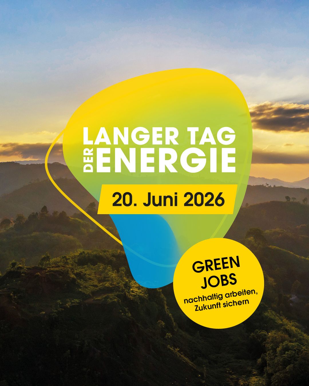 Plakat für 'Langer Tag der Energie' am 20. Juni 2026. Zeigt eine Landschaft mit Bergen, grünem Laub und einem Sonnenuntergangshimmel.